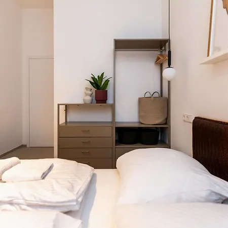 & Friends ברלין